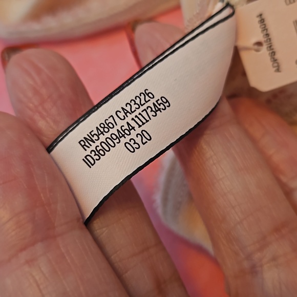 Victoria Secret, 2 pairs of panties & gift bag - Picture 8 of 10